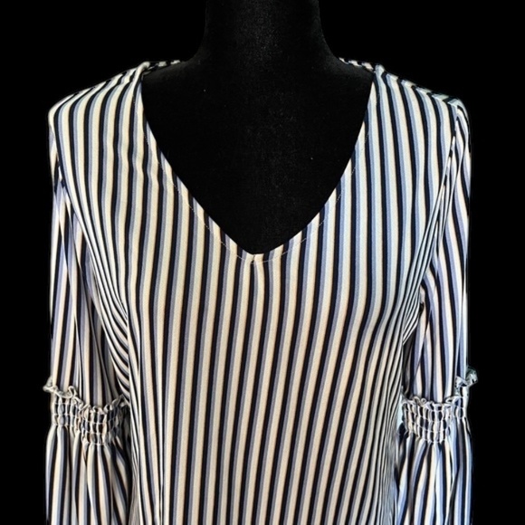 Chic Striped Sleeve Blouse – Stylish & Elegant by Como Blu - Picture 2 of 7